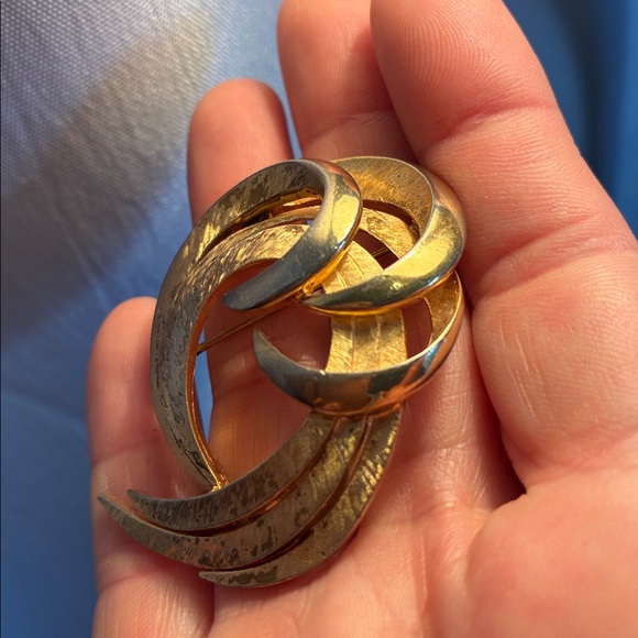 Vintage Crown Trifari swirl brooch pin in goldtone collectible designer jewelry - Picture 8 of 11